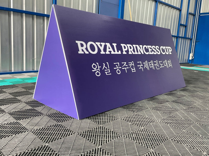 ป้ายสปอนเซอร์ พร้อมโลโก้ Li-Ning และ Yonex พิมพ์คมชัด เหมาะสำหรับงานกีฬา อีเวนต์ การแข่งขัน และโปรโมชันแบรนด์