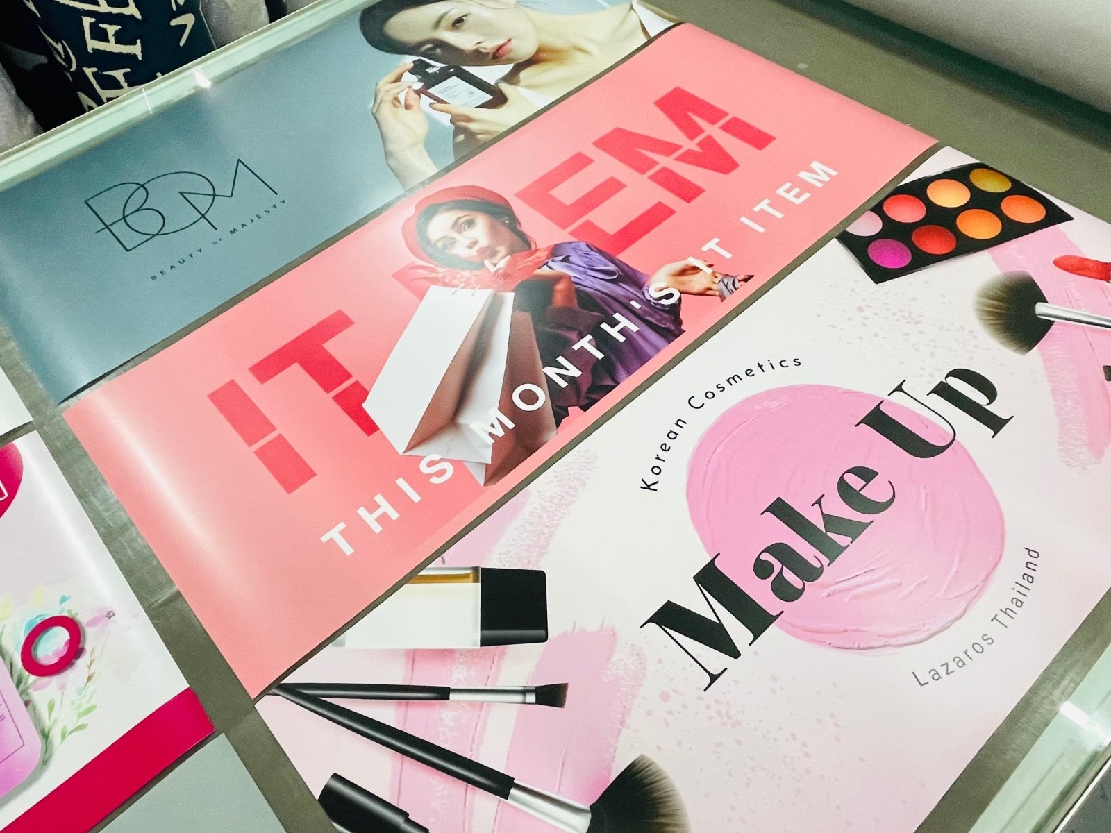 พิมพ์โปสเตอร์โฆษณาสินค้า Poster Ad โปสเตอร์ขนาดใหญ่ พิมพ์คมชัด สีสด เหมาะสำหรับงานโปรโมชัน โฆษณา และตกแต่งร้าน