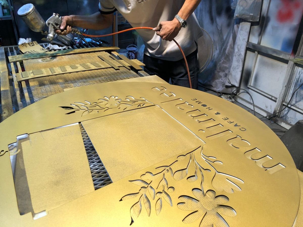 ป้ายอักษร พ่นสีทอง - Octopus Media Solutions ป้ายทำสี อักษรนูน Signage