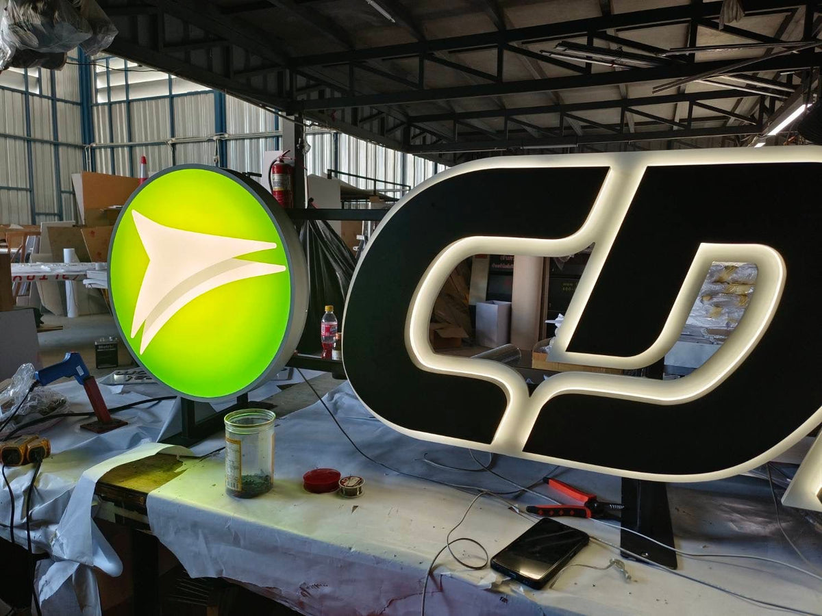 ป้ายอักษรไฟออกหลัง ติดเหนือกันสาด แสงไฟสวยหรู โดดเด่นชัดเจน เหมาะสำหรับร้านค้า บริษัท และอาคารที่ต้องการความสะดุดตา