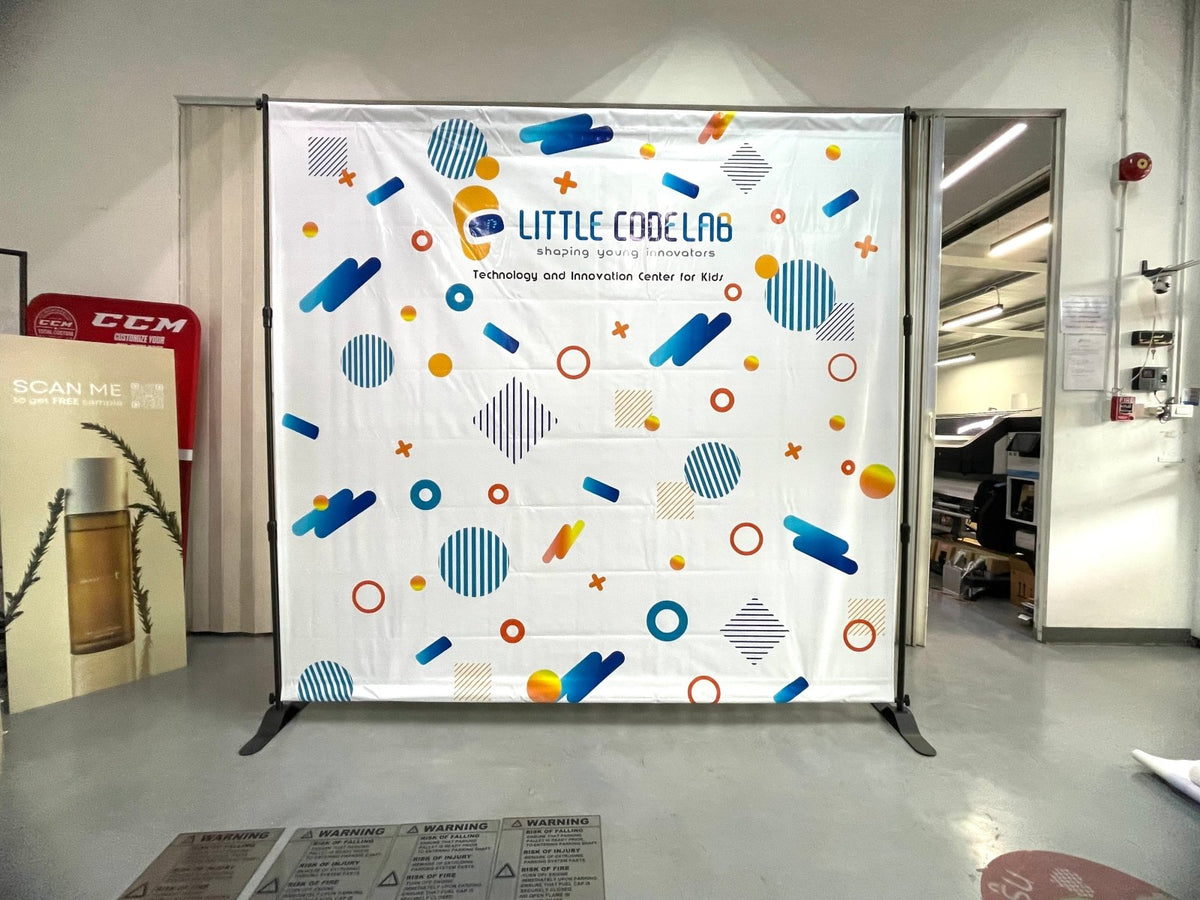 แบคดรอปไวนิล Vinyl Backdrop พิมพ์คมชัด สีสด ทนแดดฝน เหมาะสำหรับงานอีเวนต์ งานถ่ายภาพ และงานโปรโมชันต่าง ๆ