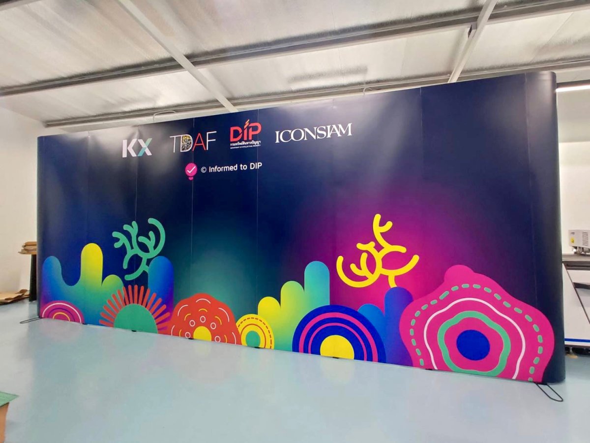 แบ็คดรอป หน้าโค้ง มีขอบโค้ง 3x7 แบ็คดรอปหน้าโค้ง ราคาถูก POSM ฉากออกบูธ ฉากถ่ายรูป สื่อออกบูธ อุปกรณ์ตกแต่งบูธ