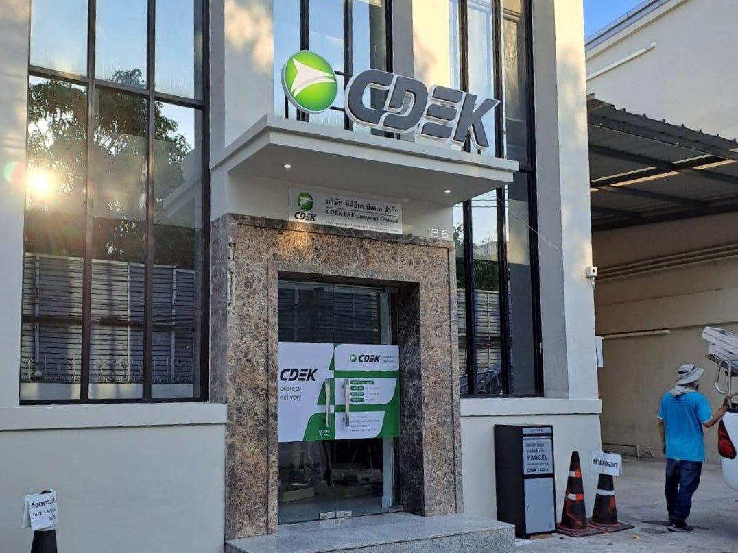 ป้ายอักษรไฟออกหลัง ติดเหนือกันสาด แสงไฟสวยหรู โดดเด่นชัดเจน เหมาะสำหรับร้านค้า บริษัท และอาคารที่ต้องการความสะดุดตา