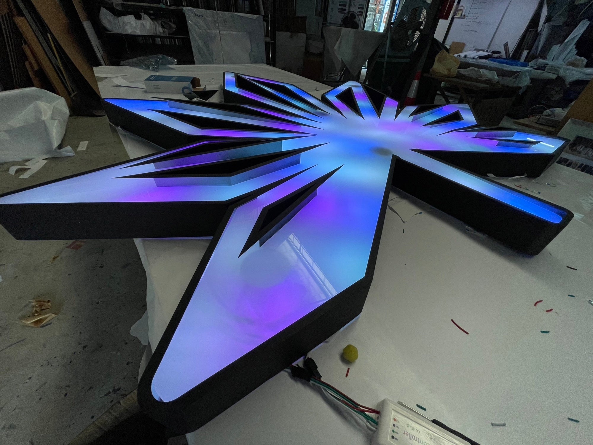 ป้ายไฟ LED RGB เปลี่ยนสีได้ Full Color สว่างคมชัด ดีไซน์ทันสมัย เหมาะสำหรับร้านค้า งานอีเวนต์ และการโปรโมชันดึงดูดสายตา