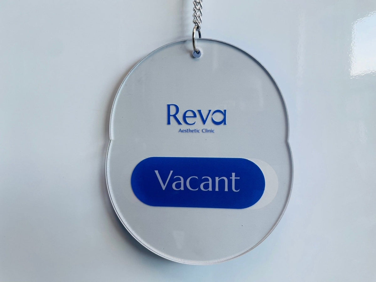 ป้ายแขวน ป้ายคล้องโซ่ และป้ายห้อย พิมพ์คมชัด แข็งแรง ใช้งานสะดวก เหมาะสำหรับป้ายร้านค้า ป้ายประชาสัมพันธ์ และงานอีเวนต์