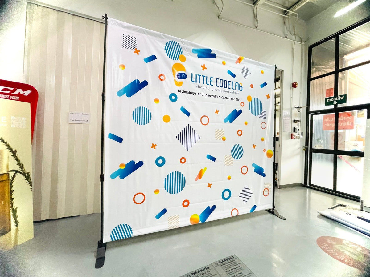 แบคดรอปไวนิล Vinyl Backdrop พิมพ์คมชัด สีสด ทนแดดฝน เหมาะสำหรับงานอีเวนต์ งานถ่ายภาพ และงานโปรโมชันต่าง ๆ