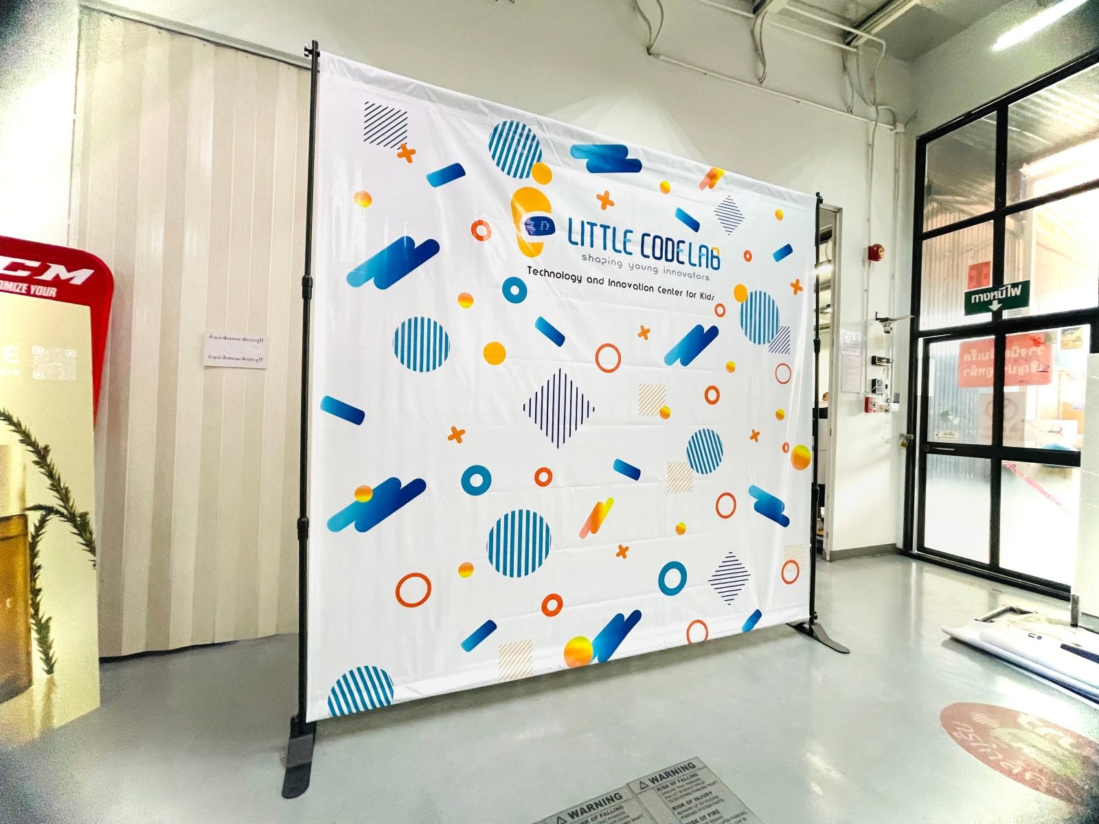 แบคดรอปไวนิล Vinyl Backdrop พิมพ์คมชัด สีสด ทนแดดฝน เหมาะสำหรับงานอีเวนต์ งานถ่ายภาพ และงานโปรโมชันต่าง ๆ