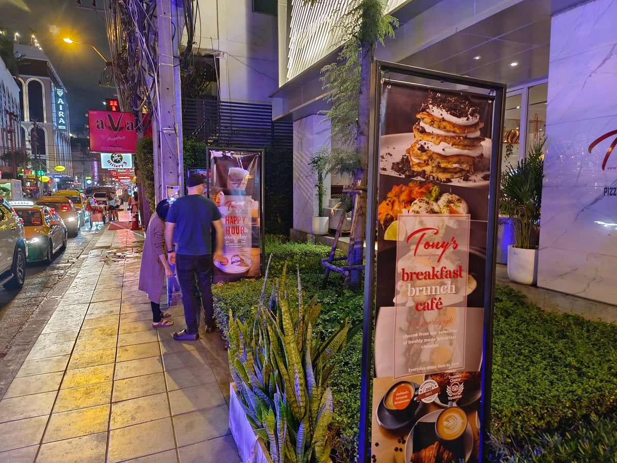 ป้ายไวนิลตั้งพื้นโครงเหล็ก แข็งแรง ทนแดดฝน เหมาะสำหรับงานอีเวนต์ ป้ายประชาสัมพันธ์ และโครงการ