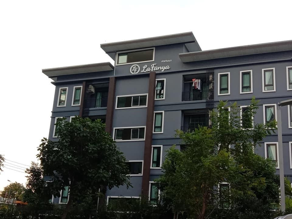 รับติดสติ๊กเกอร์อาคารสูง และป้ายติดตึก งานพิมพ์คมชัด ทีมช่างมืออาชีพ เหมาะสำหรับโฆษณา โปรโมชัน และสร้างภาพลักษณ์องค์กร