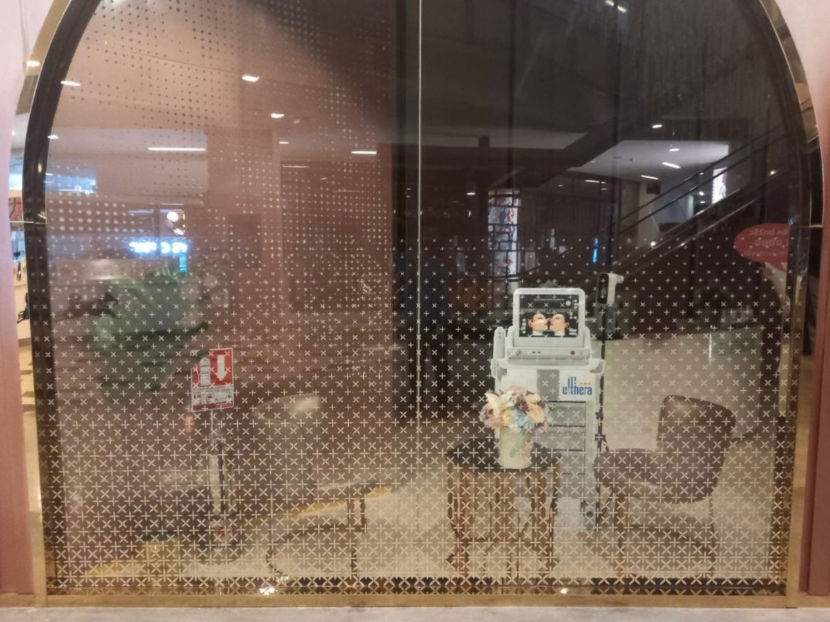 สติ๊กเกอร์ติดกระจก ทึบแสง กันแดด และโปร่งแสง พิมพ์คมชัด ช่วยลดแสงแดด เพิ่มความเป็นส่วนตัว เหมาะสำหรับอาคารและร้านค้า