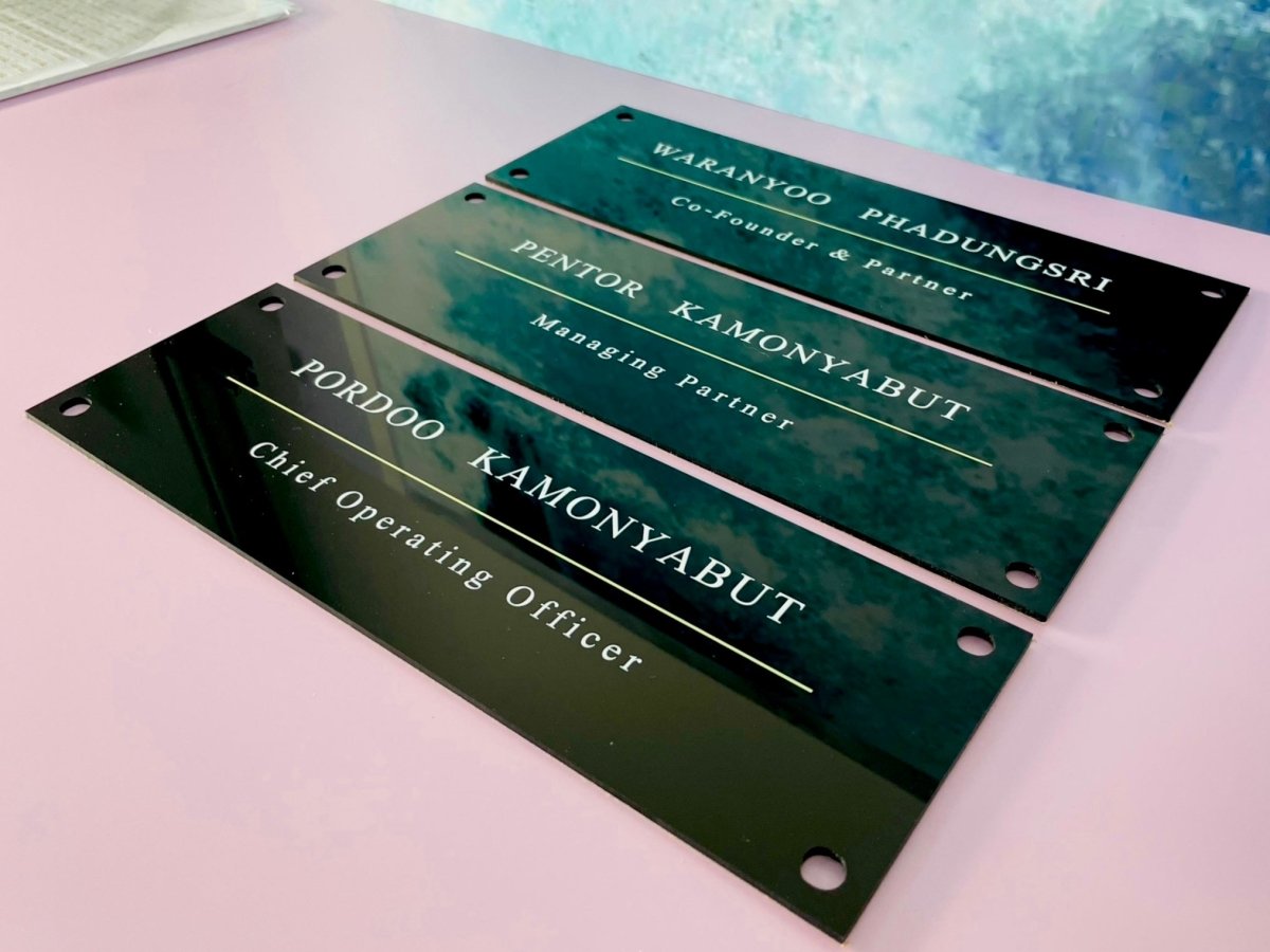 ป้ายหน้าห้อง ป้ายห้องประชุม และป้ายแผนก ดีไซน์เรียบหรู พิมพ์คมชัด เหมาะสำหรับอาคารสำนักงาน โรงเรียน และโรงพยาบาล