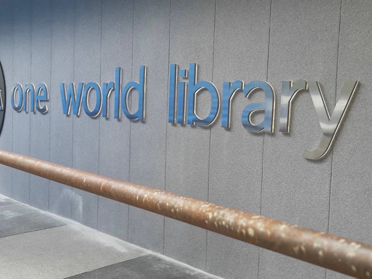 ป้ายสแตนเลสเงินแฮร์ไลน์ ผิวด้านหรูหรา แข็งแรง ทนทาน เหมาะสำหรับป้ายบริษัทและงานตกแต่งอาคาร