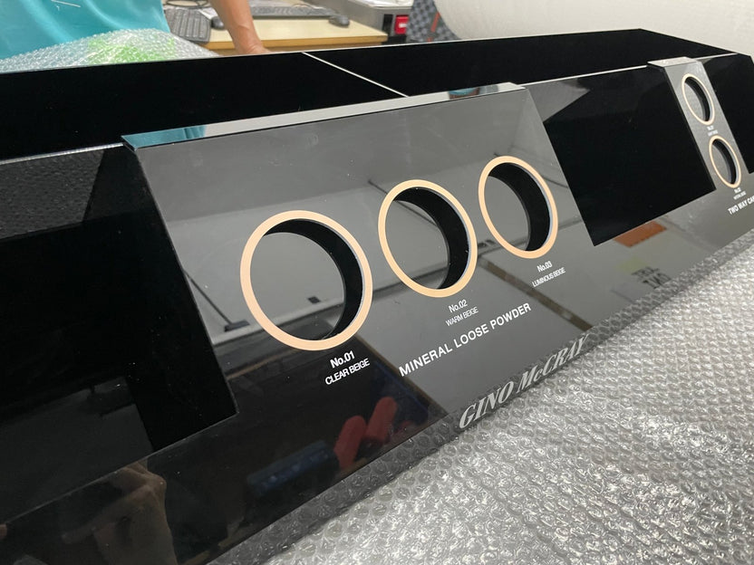 Shelf Display แท่นวางสินค้า แท่นวางเครื่องสำอาง ดีไซน์สวย เหมาะสำหรับโชว์สินค้าในร้านและงานโปรโมชัน