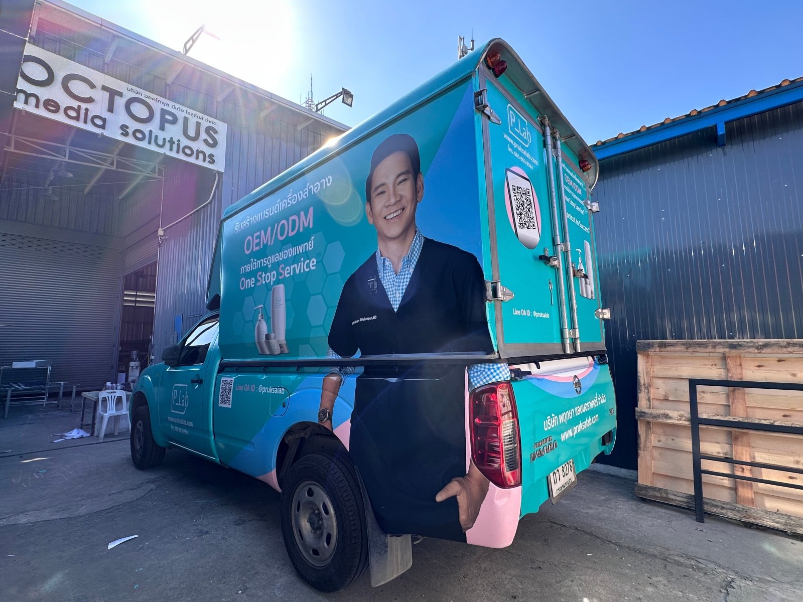สติ๊กเกอร์ติดรถกระบะ Pickup Wrap Sticker พิมพ์คมชัด วัสดุทนทาน เหมาะสำหรับโฆษณา โปรโมชัน และตกแต่งรถเพื่อเพิ่มเอกลักษณ์