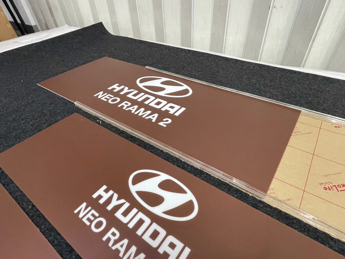 ป้ายรางสอดอะคริลิค ใส่ข้อมูลเปลี่ยนง่าย เหมาะสำหรับป้ายหน้าห้อง ป้ายสำนักงาน และอาคาร