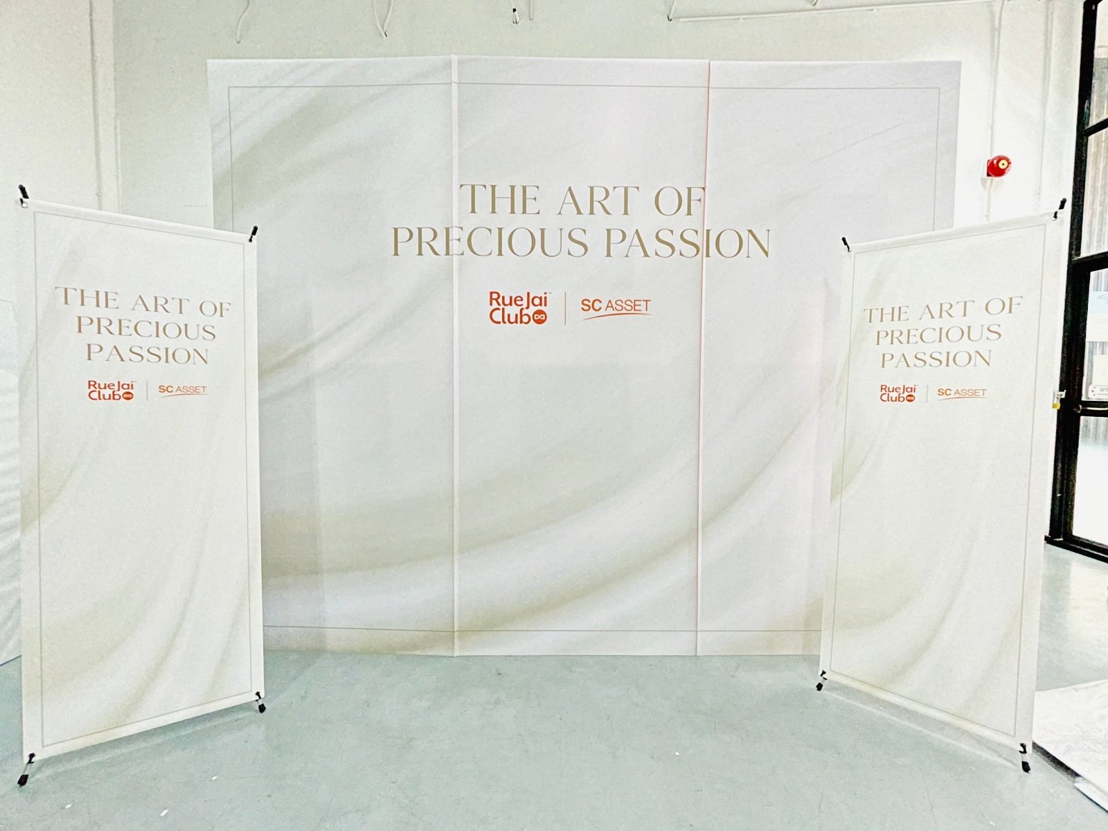 แบคดรอปฟิวเจอร์บอร์ด ฉากถ่ายรูปราคาถูก พิมพ์คมชัด น้ำหนักเบา ติดตั้งง่าย เหมาะสำหรับงานแต่ง งานอีเวนต์ และงานถ่ายภาพ