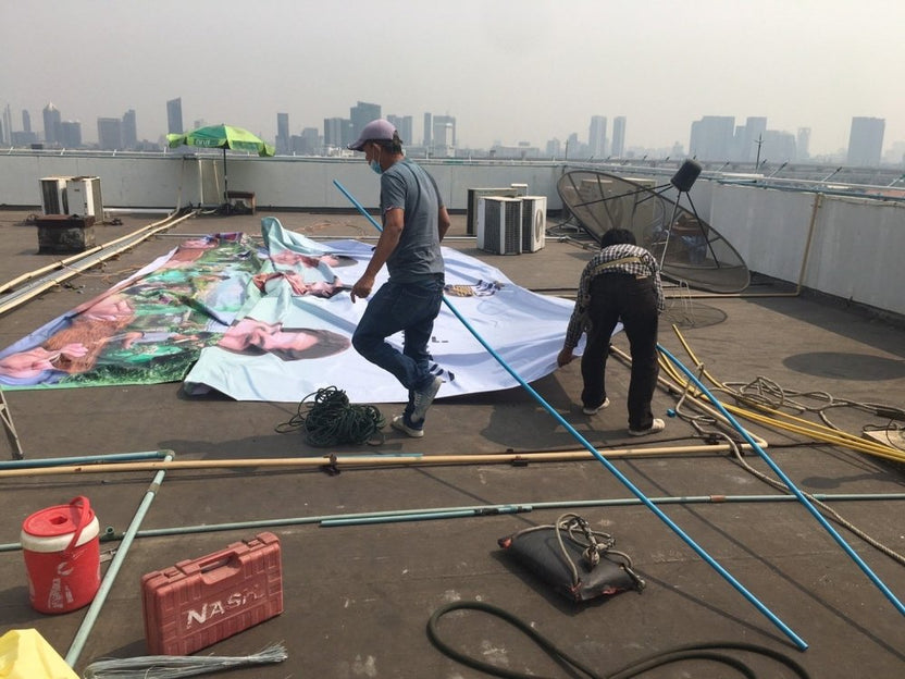 รับติดสติ๊กเกอร์อาคารสูง และป้ายติดตึก งานพิมพ์คมชัด ทีมช่างมืออาชีพ เหมาะสำหรับโฆษณา โปรโมชัน และสร้างภาพลักษณ์องค์กร