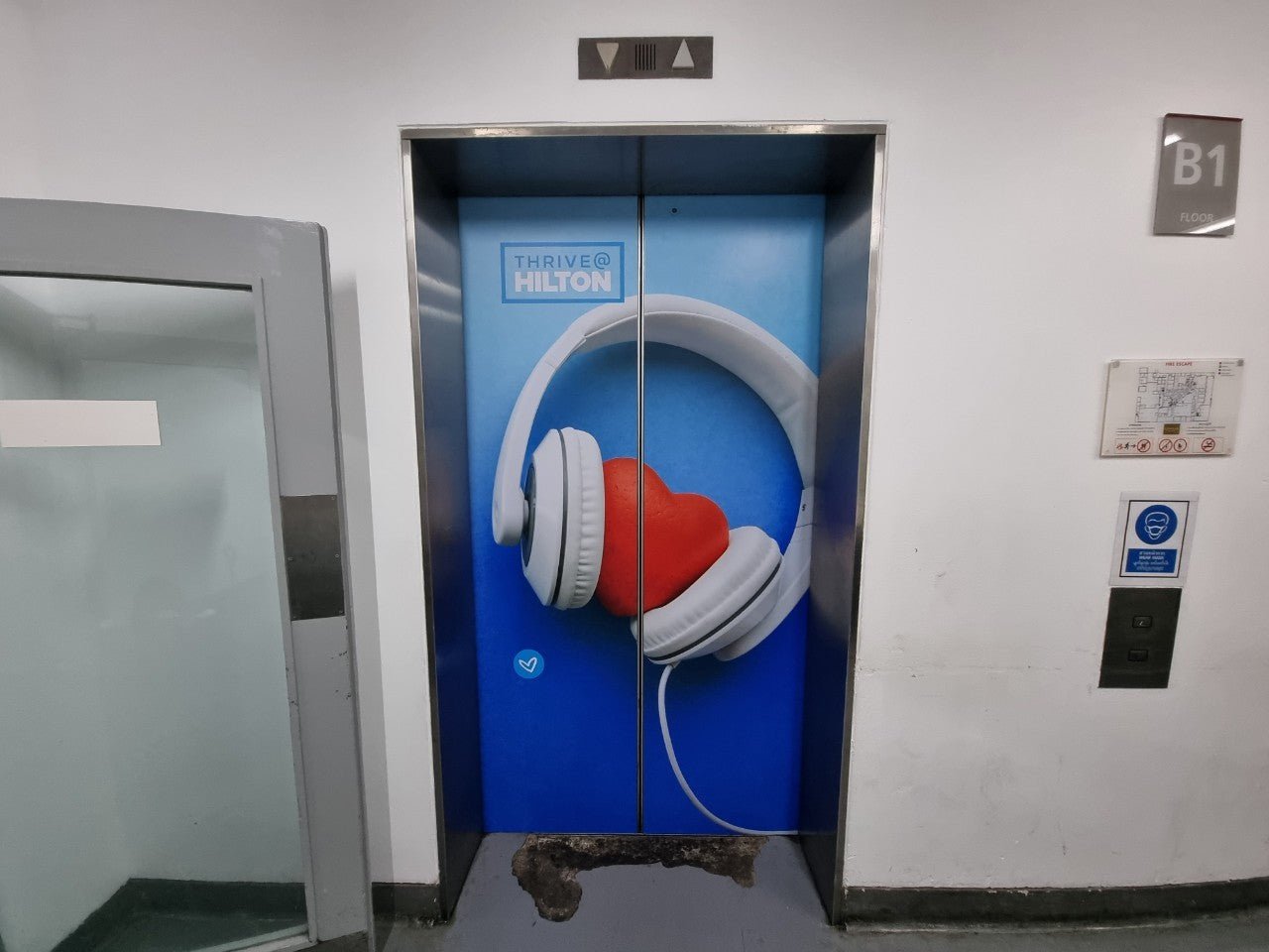 สติ๊กเกอร์ติดลิฟท์ Elevator Sticker พิมพ์คมชัด เหมาะสำหรับงานโฆษณา โปรโมชัน และตกแต่งภายในอาคาร สำนักงาน หรือห้างสรรพสินค้า