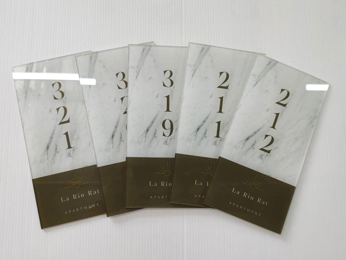 ป้ายหน้าห้อง ป้ายห้องประชุม และป้ายแผนก ดีไซน์เรียบหรู พิมพ์คมชัด เหมาะสำหรับอาคารสำนักงาน โรงเรียน และโรงพยาบาล