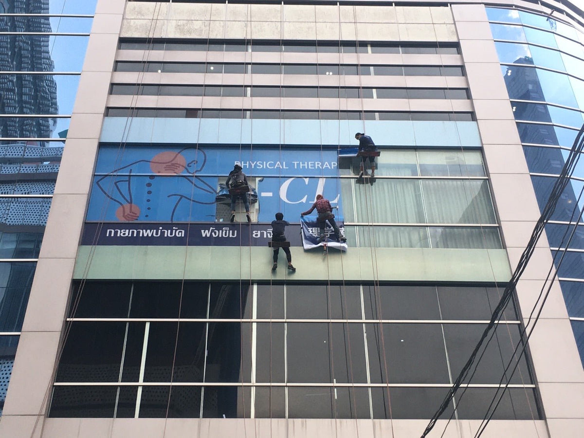 ติดตั้งป้ายโรยตัว ทีมช่างมืออาชีพ ปลอดภัย เหมาะสำหรับอาคารสูงและงานติดตั้งป้ายกลางแจ้ง