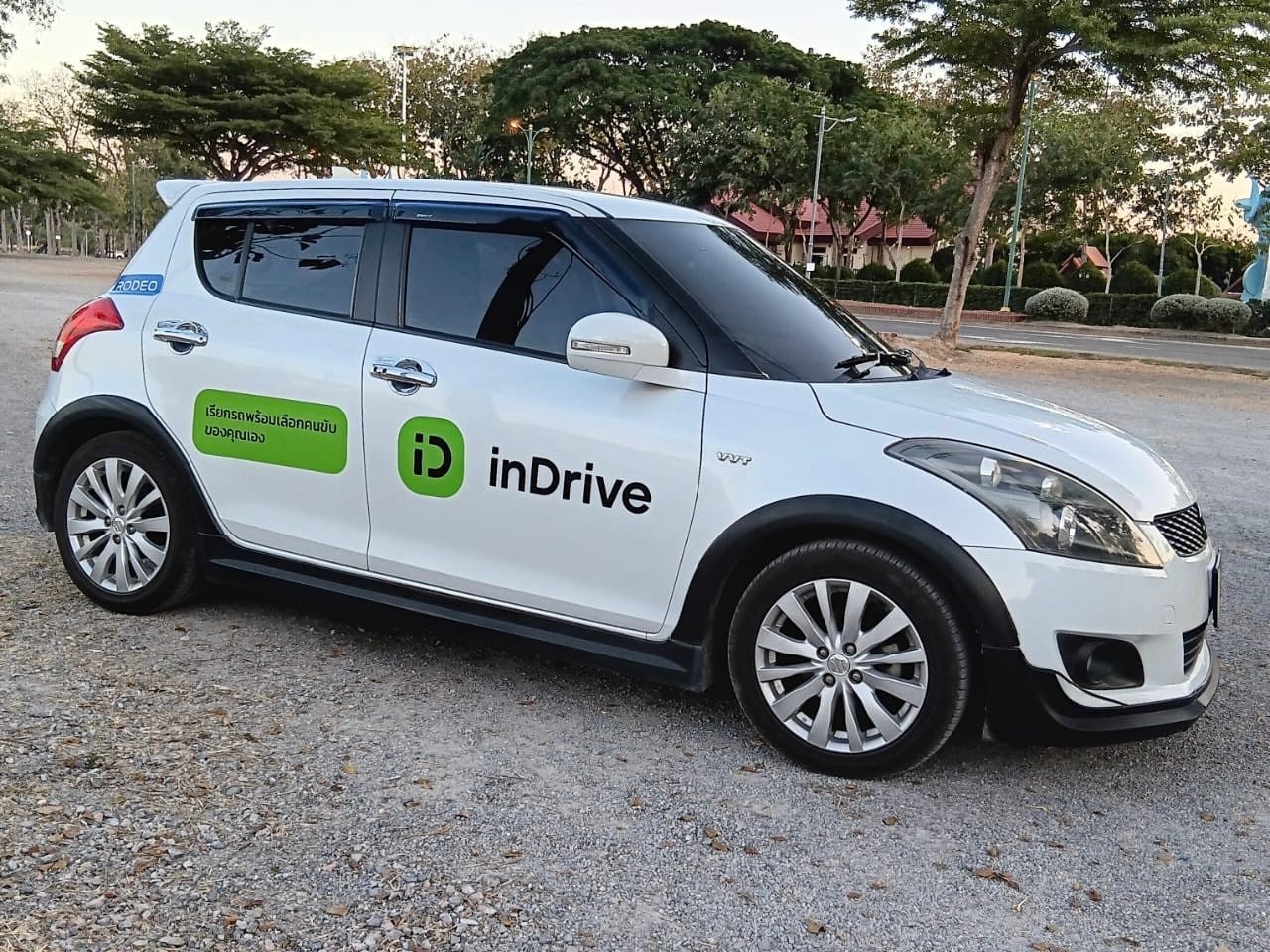 สติ๊กเกอร์ไดคัทติดรถ พิมพ์คมชัด วัสดุทนทาน กันน้ำ เหมาะสำหรับงานโฆษณา โปรโมชัน และตกแต่งรถเพื่อเพิ่มเอกลักษณ์