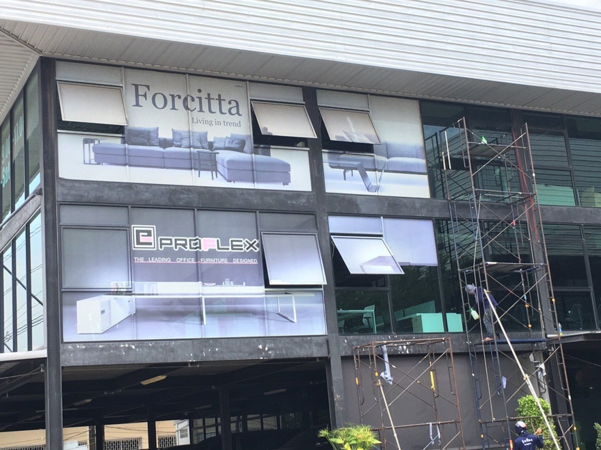 รับติดสติ๊กเกอร์อาคารสูง และป้ายติดตึก งานพิมพ์คมชัด ทีมช่างมืออาชีพ เหมาะสำหรับโฆษณา โปรโมชัน และสร้างภาพลักษณ์องค์กร