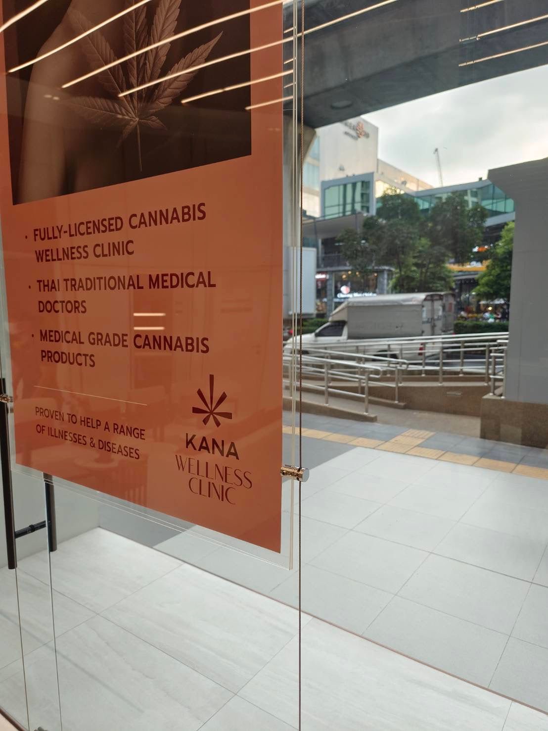 ป้ายอะคริลิคใส ประกบใส่รูปภาพ โปร่งใส คมชัด เหมาะสำหรับโชว์รูม ออฟฟิศ และงานแสดงสินค้า