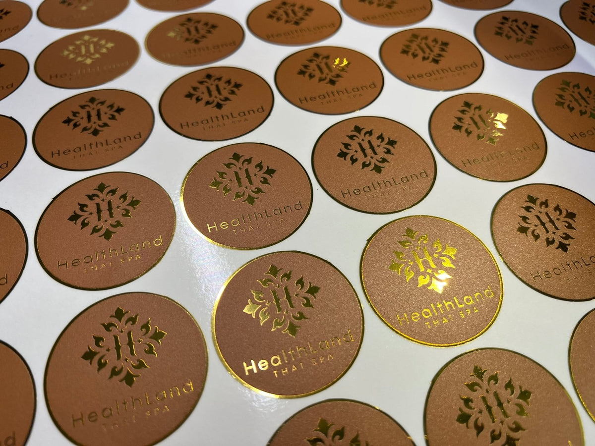 สติ๊กเกอร์ฉลากสินค้า สีทอง สีเงิน พิมพ์หรูหรา เพิ่มมูลค่าแบรนด์ เหมาะสำหรับบรรจุภัณฑ์ สินค้าพรีเมียม และงานโปรโมชัน