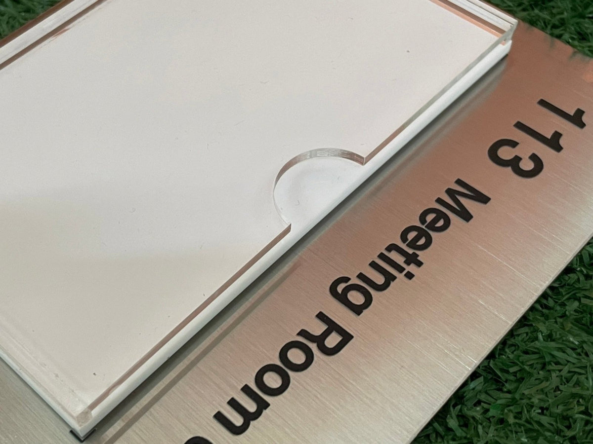 กรอบอะคริลิคสอดเอกสาร โปร่งใส แข็งแรง ใช้งานง่าย เหมาะสำหรับสำนักงาน โรงแรม และอาคารพาณิชย์