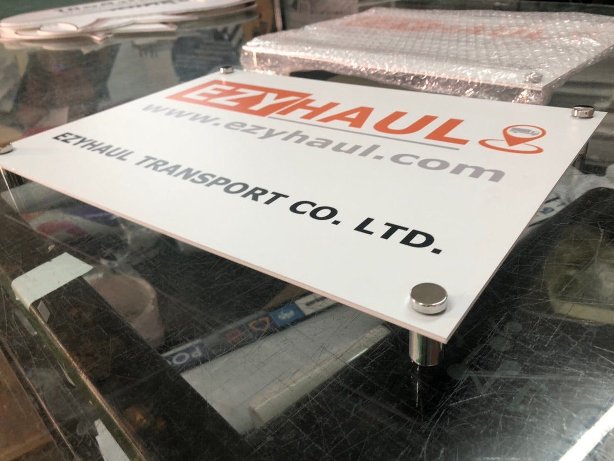 ป้ายอะคริลิคหมุดลอย Standoff ดีไซน์โมเดิร์น พิมพ์คมชัด เหมาะสำหรับป้ายบริษัทและสำนักงาน