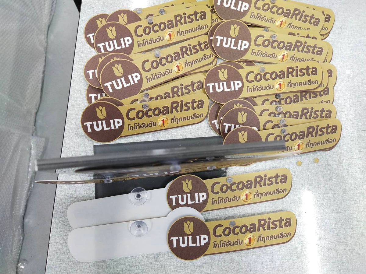 ป้ายจุ๊บติดกระจก และป้ายแขวนติดจุ๊บ ติดตั้งง่าย เคลื่อนย้ายสะดวก เหมาะสำหรับป้ายร้านค้า ป้ายโปรโมชั่น และงานประชาสัมพันธ์