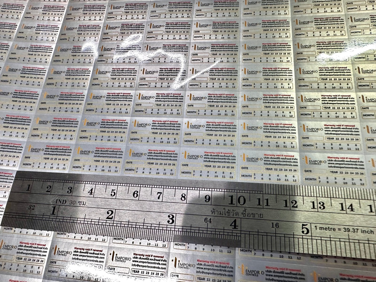 สติ๊กเกอร์ PET Metalized Sticker เงาเมทัลลิก พิมพ์คมชัด เหมาะสำหรับฉลากสินค้าและงานตกแต่ง