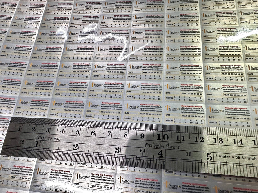 สติ๊กเกอร์ PET Metalized Sticker เงาเมทัลลิก พิมพ์คมชัด เหมาะสำหรับฉลากสินค้าและงานตกแต่ง