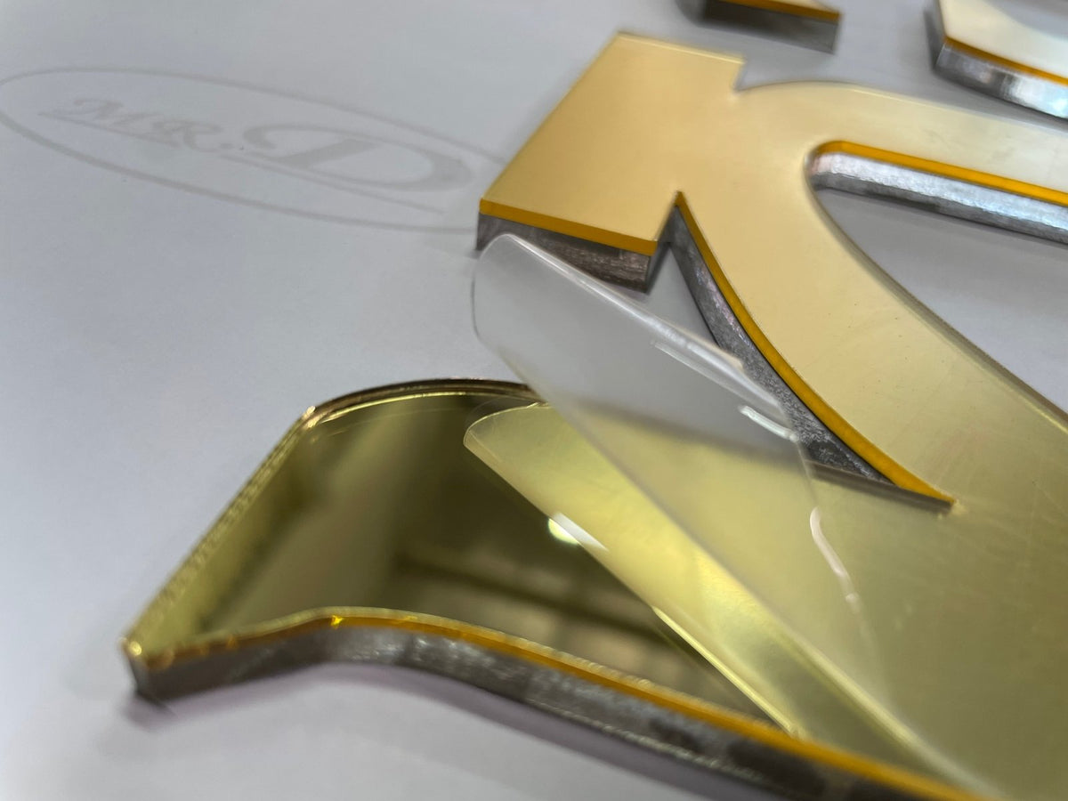 ป้ายอะคริลิคมิลเลอร์สีทอง Mirror เงากระจก หรูหรา พิมพ์คมชัด เหมาะสำหรับป้ายบริษัทและงานตกแต่ง