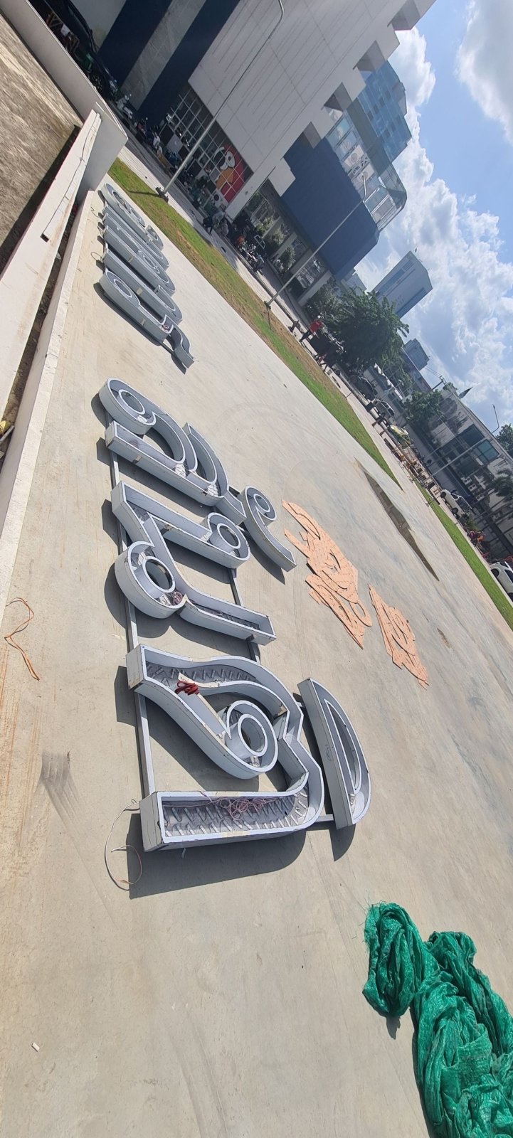 ป้ายชื่ออาคาร อักษรไฟสแตนเลส ติดอาคาร ดีไซน์หรูหรา ทนทาน สว่างโดดเด่น เหมาะสำหรับบริษัท โครงการ และอาคารสำนักงาน