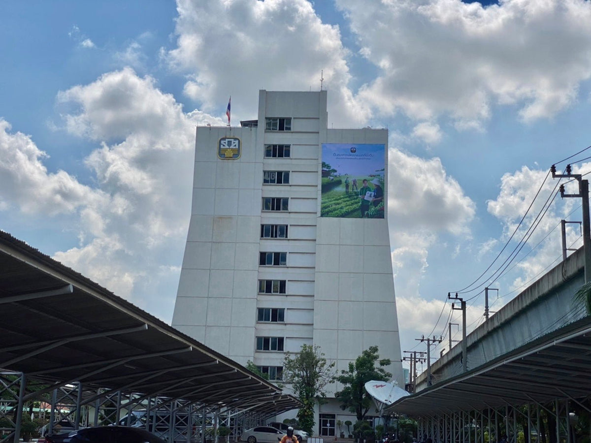 ป้ายไวนิลร้อยท่อ พุ๊กติดตึก แข็งแรง ทนแดดฝน เหมาะสำหรับป้ายโครงการ ป้ายประชาสัมพันธ์ และโฆษณา