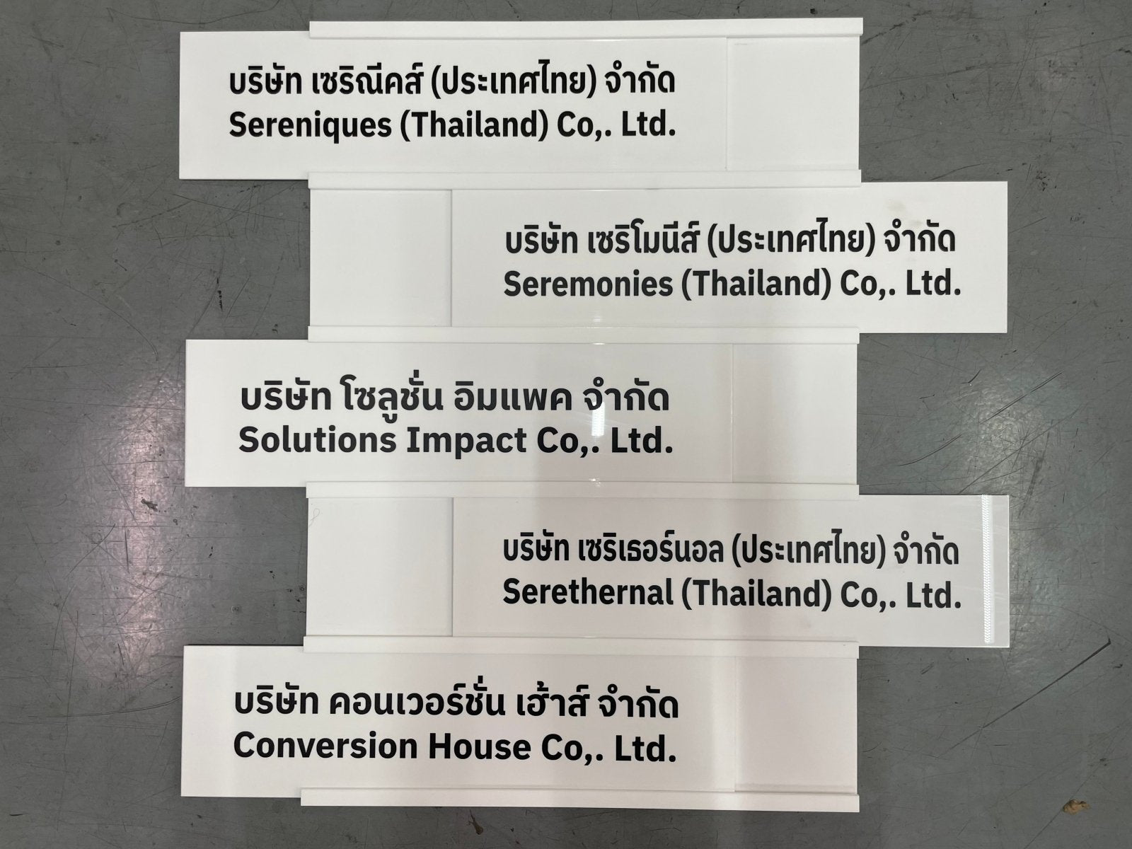 ป้ายรางสอดอะคริลิค ใส่ข้อมูลเปลี่ยนง่าย เหมาะสำหรับป้ายหน้าห้อง ป้ายสำนักงาน และอาคาร