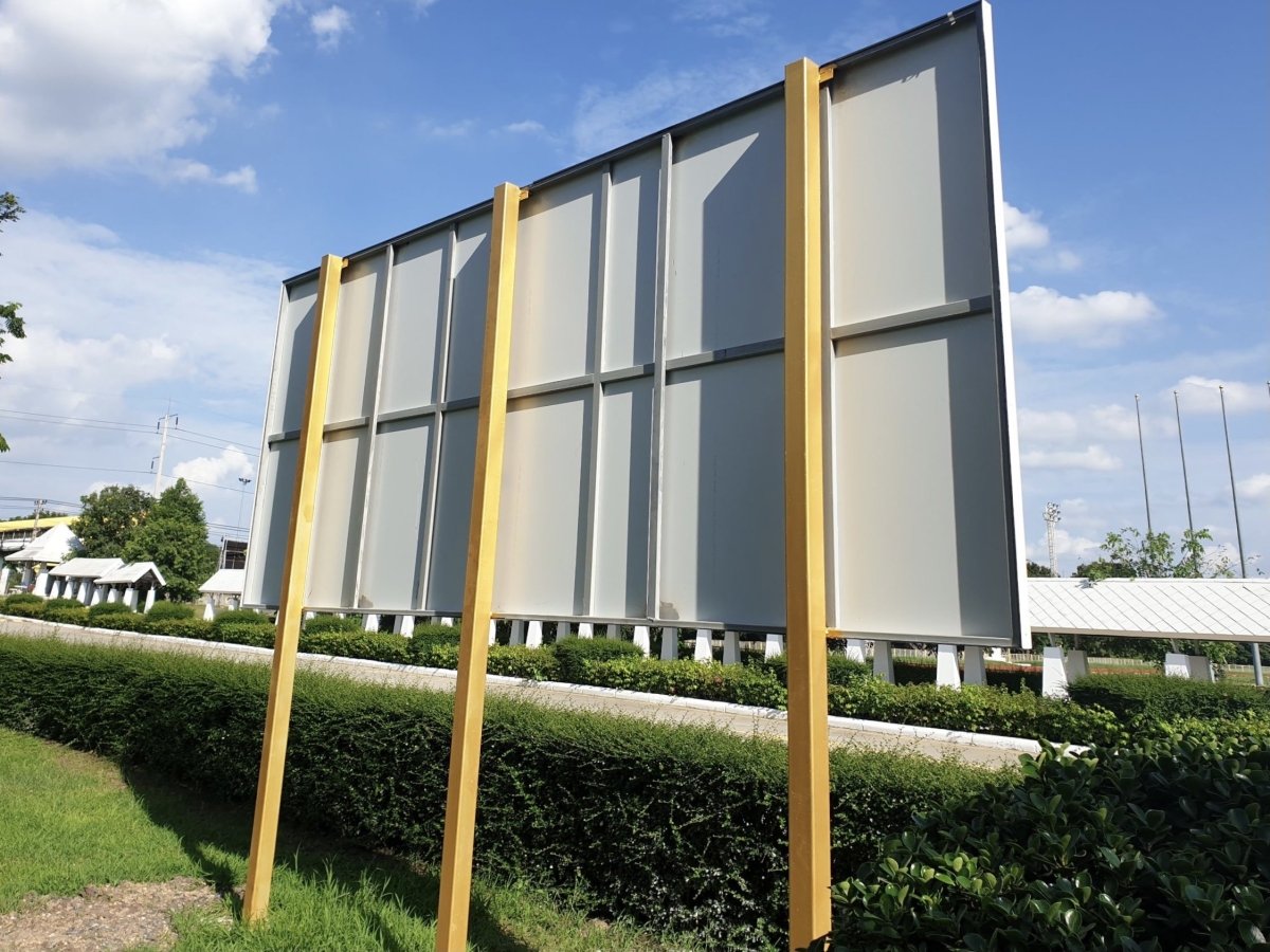 ป้ายคอมโพสิต Composite Signage แข็งแรง ทนทาน พิมพ์คมชัด เหมาะสำหรับป้ายบริษัท อาคาร โครงการ และงานโฆษณากลางแจ้ง