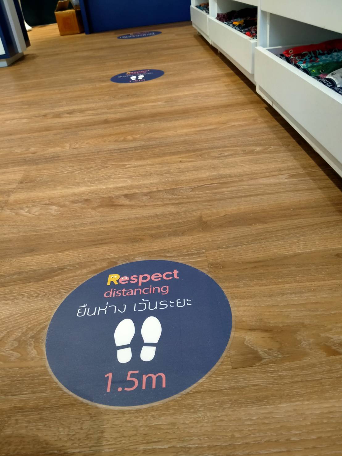 สติ๊กเกอร์ติดพื้น และสติ๊กเกอร์ติดทางเดิน พิมพ์คมชัด กันลื่น ทนทาน เหมาะสำหรับงานประชาสัมพันธ์ ป้ายบอกทาง และงานอีเวนต์