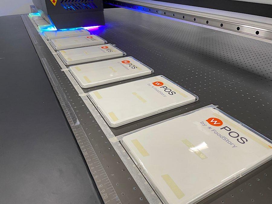 พิมพ์สกรีนยูวี รับสกรีนโลโก้ Print UV Inkjet งานพิมพ์คมชัด ทนทาน เหมาะสำหรับวัสดุหลากหลาย เช่น ไม้ โลหะ และอะคริลิค