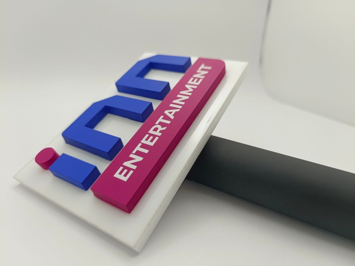 ป้ายไมค์ โลโก้ไมค์ และป้ายหัวไมค์ พิมพ์คมชัด ดีไซน์สวย เหมาะสำหรับงานอีเวนต์ สื่อประชาสัมพันธ์ รายการทีวี และงานโปรโมชัน