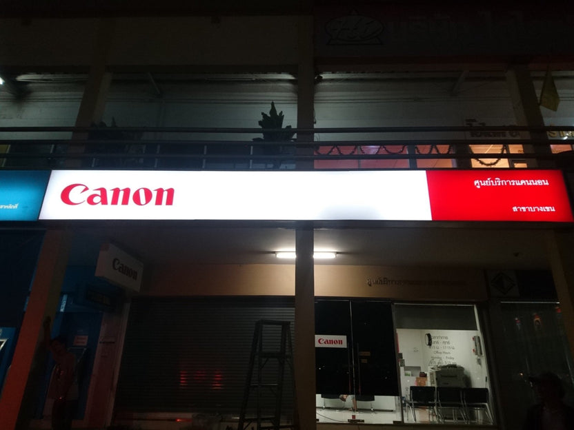 ป้ายกล่องไฟไวนิล และป้ายไฟไวนิลโปร่งแสง Backlit ให้แสงสว่างชัดเจน เหมาะสำหรับงานโฆษณา ป้ายหน้าร้าน และสื่อโปรโมชัน