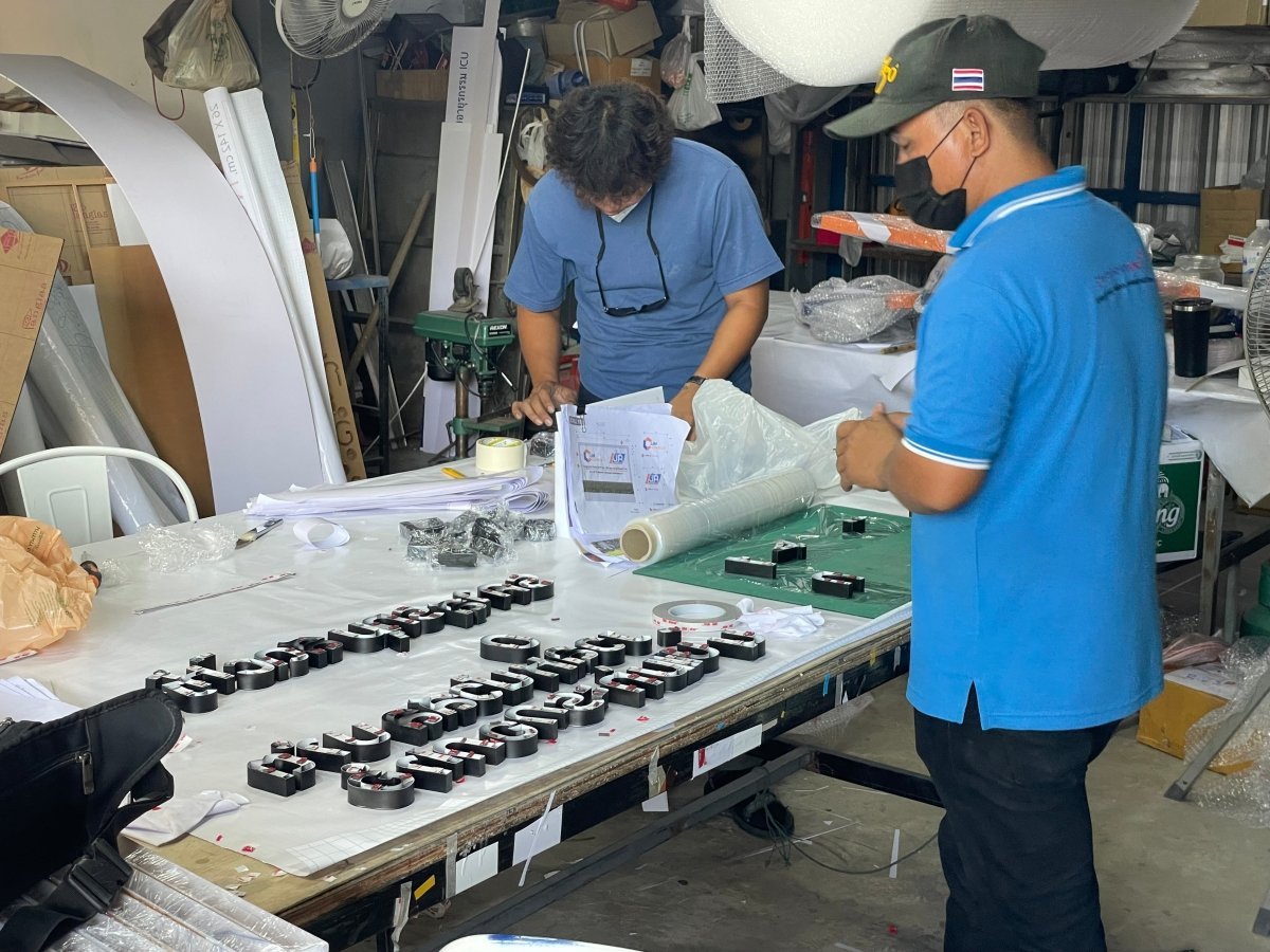 ป้ายตัวอักษรสแตนเลส Stainless Steel Letter Signage หรูหรา แข็งแรง ทนทาน เหมาะสำหรับป้ายบริษัท อาคาร และงานตกแต่ง