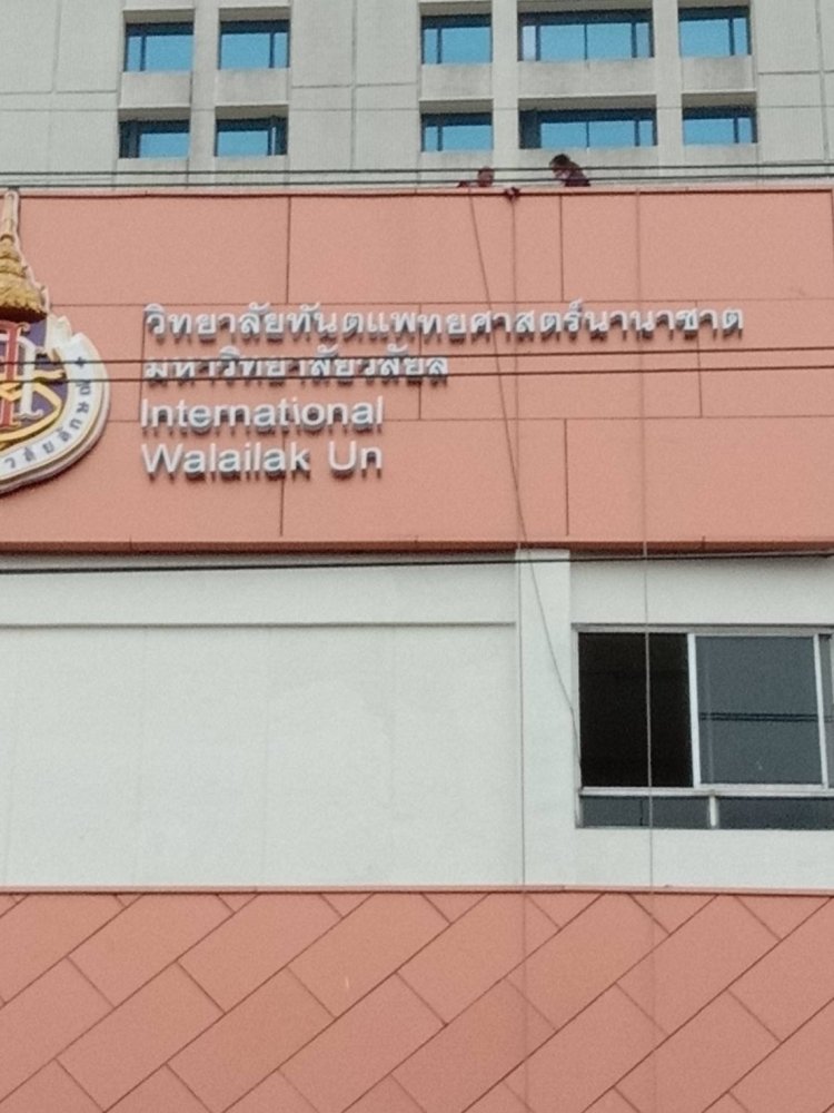 รับติดสติ๊กเกอร์อาคารสูง และป้ายติดตึก งานพิมพ์คมชัด ทีมช่างมืออาชีพ เหมาะสำหรับโฆษณา โปรโมชัน และสร้างภาพลักษณ์องค์กร