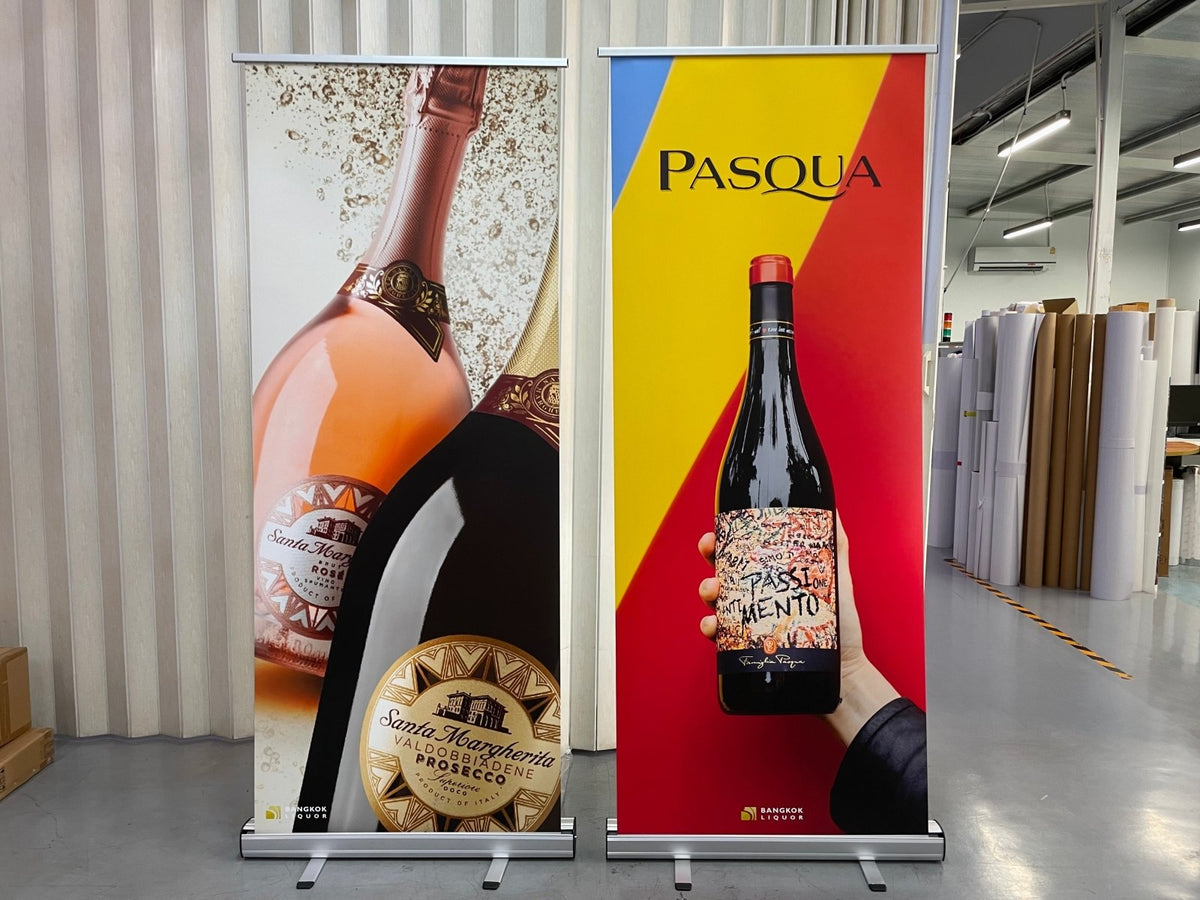 ป้าย Roll Up สำหรับออกบูธ งานแสดงสินค้า และโปรโมทร้านค้า Roll Up Printing ป้ายโฆษณาพร้อมโลโก้และข้อความโปรโมต