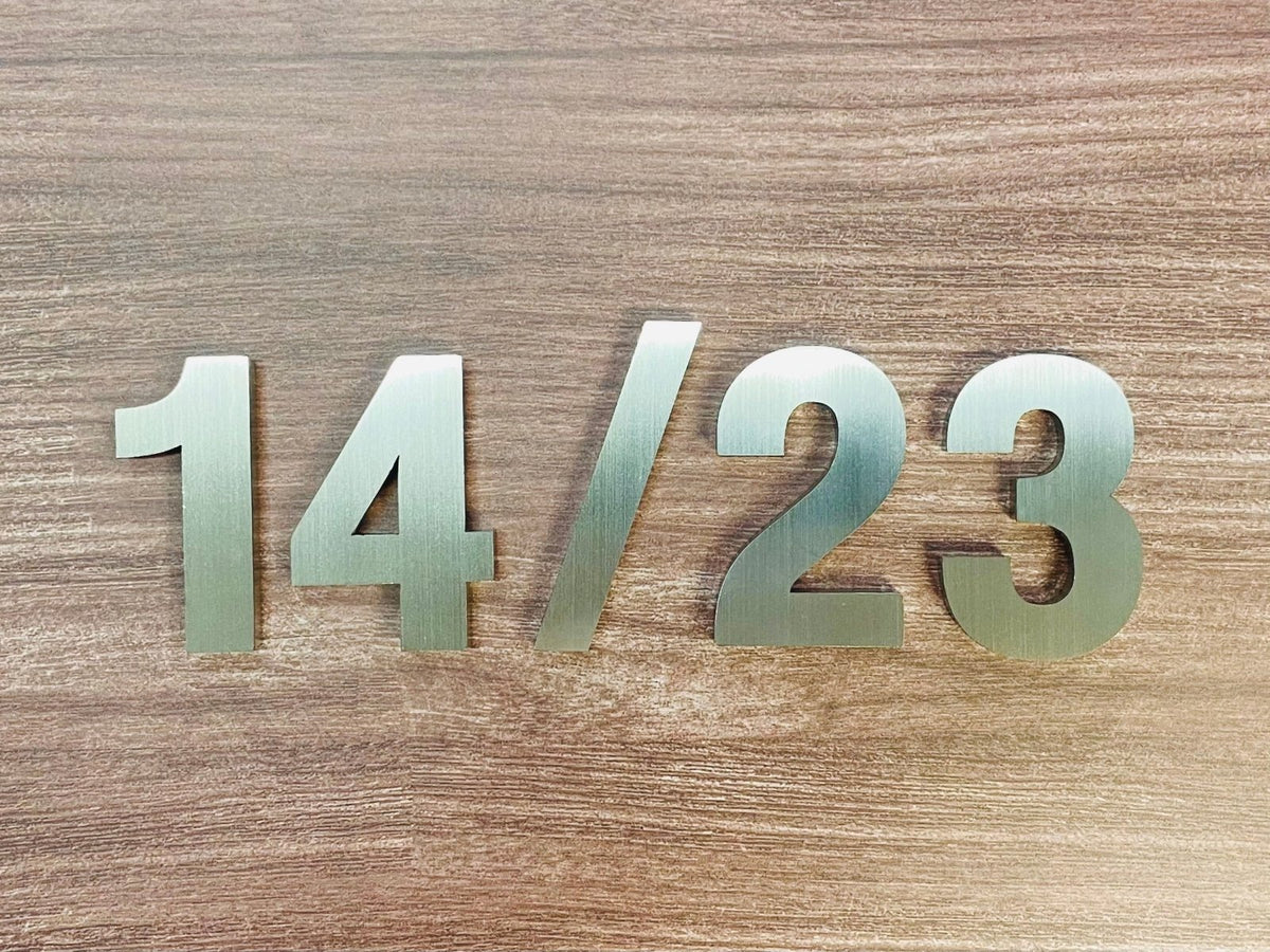 ป้ายสแตนเลสทองแชมเปญ หรูหรา แข็งแรง ทนทาน เหมาะสำหรับป้ายบริษัท ร้านค้า และอาคารสำนักงาน