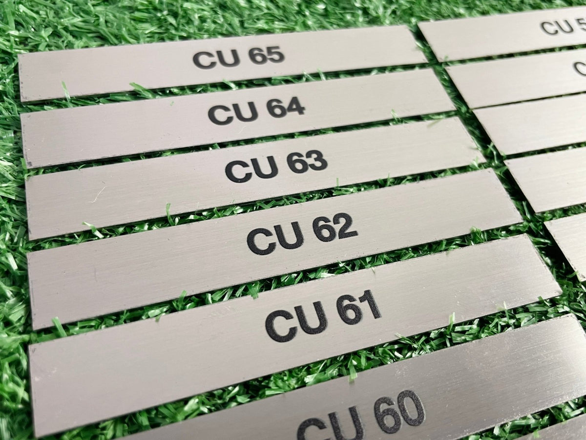 ป้ายเนมเพลท เนมแทก และป้ายกัดกรดเซาะร่อง ตัวอักษรคมชัด ทนทาน เหมาะสำหรับป้ายชื่อบริษัท เครื่องจักร และงานอุตสาหกรรม