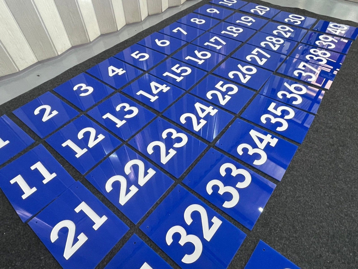 เซาะร่องอะคริลิค Laser Marking งานพิมพ์และแกะสลักคมชัด เนี้ยบหรู เหมาะสำหรับป้ายชื่อ ป้ายบริษัท และงานตกแต่งพิเศษ