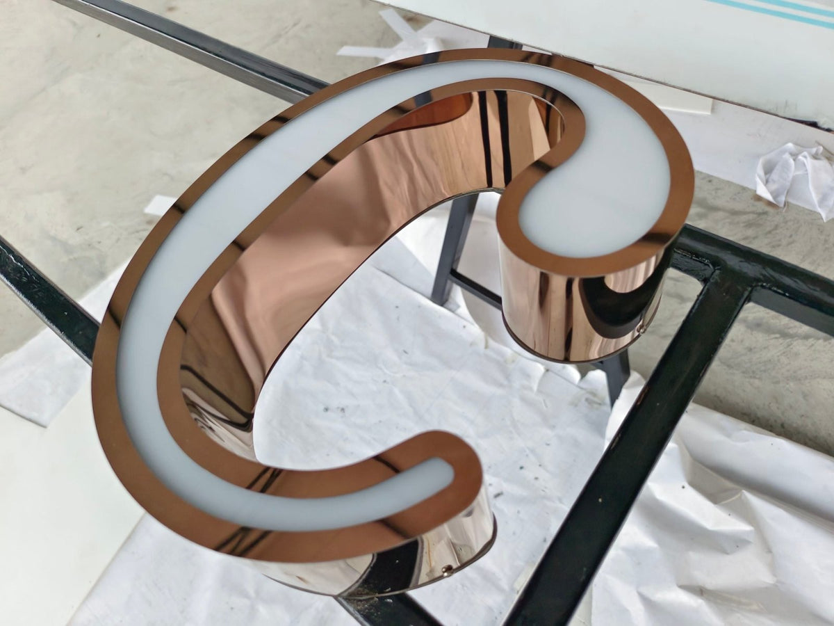 ป้ายสแตนเลสโรสโกลด์ Mirror หรูหรา สะท้อนเงาสวย เหมาะสำหรับป้ายบริษัทและองค์กรระดับพรีเมียม