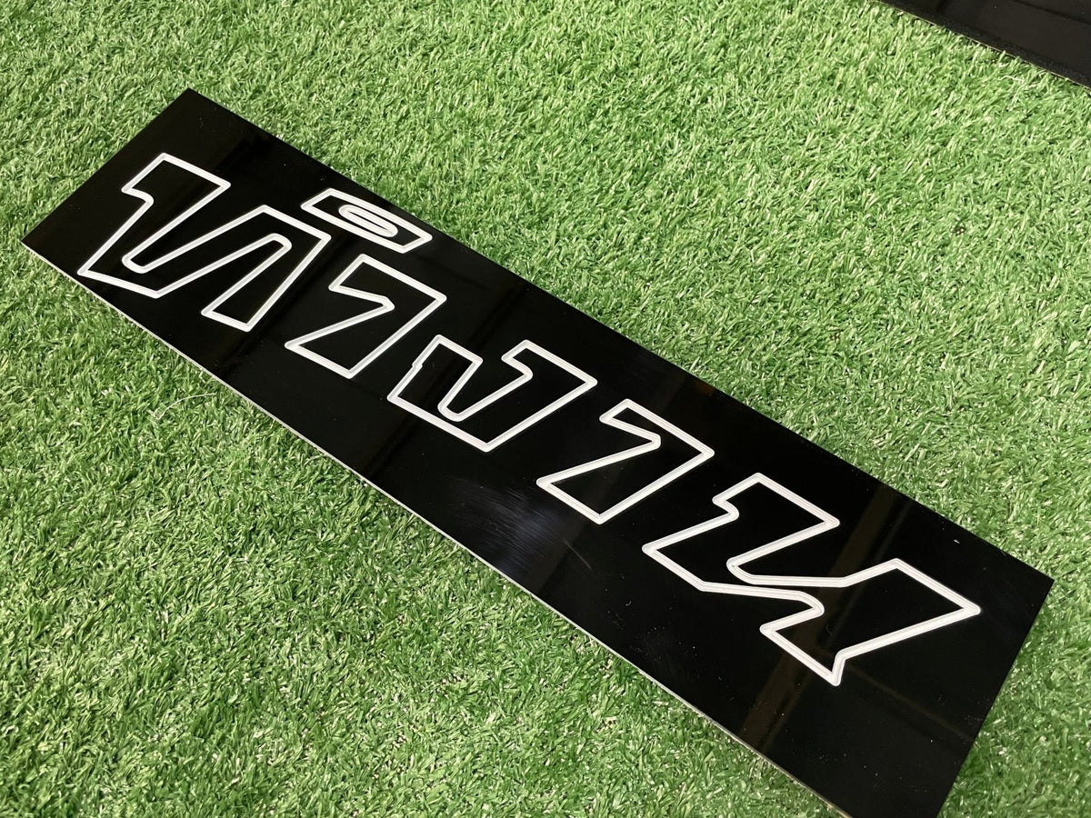 เซาะร่องอะคริลิค Laser Marking งานพิมพ์และแกะสลักคมชัด เนี้ยบหรู เหมาะสำหรับป้ายชื่อ ป้ายบริษัท และงานตกแต่งพิเศษ